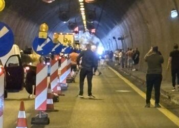 Εγνατία: Ουρές χιλιομέτρων στα τούνελ της Καστανιάς από φωτιά σε αυτοκίνητο! Βίντεο