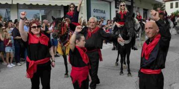 Σιάτιστα- Δεκαπενταύγουστος: Η παρέα ” Τα Λεβεντόπαιδα”. Βίντεο και φωτογραφίες