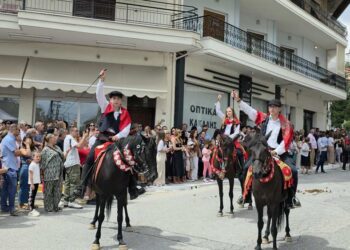 Η παρέα των “Φιλίππων” στην παρέλαση των Καβαλάρηδων στη Σιάτιστα. Βίντεο και φωτογραφίες