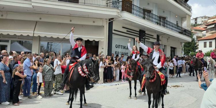 Η παρέα των “Φιλίππων” στην παρέλαση των Καβαλάρηδων στη Σιάτιστα. Βίντεο και φωτογραφίες