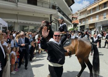 Σιάτιστα: Η παρέα του Ιππικού Συλλόγου στο Έθιμο των Καβαλάρηδων της Παναγίας. Βίντεο και φωτογραφίες