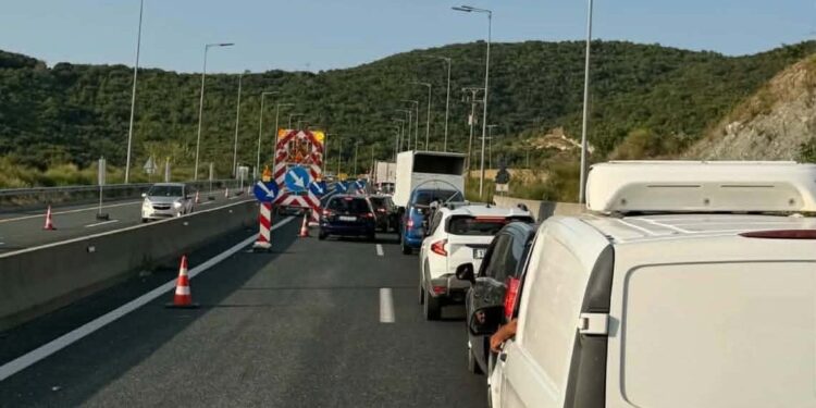 Κοζάνη: Νέα ταλαιπωρία στην Εγνατία Οδό – Ουρές χιλιομέτρων μετά από βλάβη νταλίκας