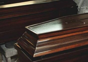 Εργοδότης ζήτησε από εργαζόμενους να κρυφτούν… σε φέρετρα – Τα τρικ για να παρακαμφθεί η Ψηφιακή Κάρτα Εργασίας
