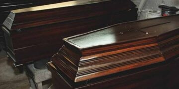 Εργοδότης ζήτησε από εργαζόμενους να κρυφτούν… σε φέρετρα – Τα τρικ για να παρακαμφθεί η Ψηφιακή Κάρτα Εργασίας