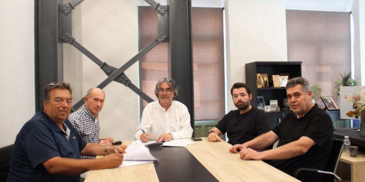 Υπογράφηκε η σύμβαση για τη βελτίωση αγροτικών οδών στο αγρόκτημα Σερβίων