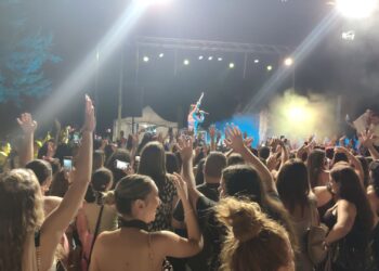 Η νεολαία γέμισε την πλατεία των Γρεβενών στη μεγάλη συναυλία της Marseaux. Βίντεο