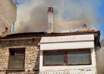 Μεγάλη φωτιά στο παλιό “Κουτούκι” στην οδό Ναυαρίνου στην Κοζάνη – Άμεση επέμβαση της πυροσβεστικής. Βίντεο