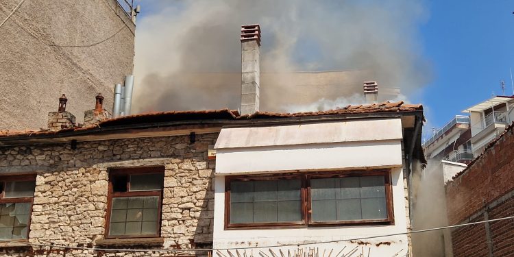 Μεγάλη φωτιά στο παλιό “Κουτούκι” στην οδό Ναυαρίνου στην Κοζάνη – Άμεση επέμβαση της πυροσβεστικής. Βίντεο