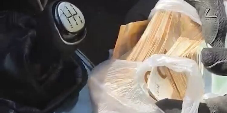 Κοζάνη: Δείτε που έκρυβε 16.000 ευρώ ο απατεώνας. Το έπαιζαν υπάλληλοι του ΔΕΔΔΗΕ