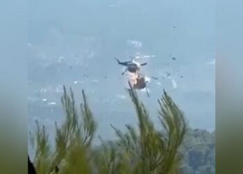 Η στιγμή που συγκρούονται τα ελικόπτερα στο μέτωπο της Ψάθας -Δύο ελαφρά τραυματίες, πληροφορίες για δύο νεκρούς