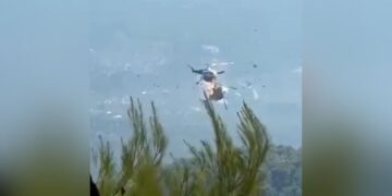 Η στιγμή που συγκρούονται τα ελικόπτερα στο μέτωπο της Ψάθας -Δύο ελαφρά τραυματίες, πληροφορίες για δύο νεκρούς