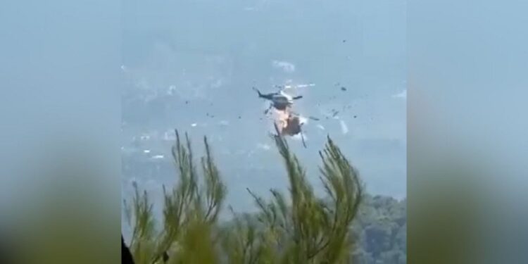 Η στιγμή που συγκρούονται τα ελικόπτερα στο μέτωπο της Ψάθας -Δύο ελαφρά τραυματίες, πληροφορίες για δύο νεκρούς