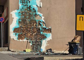 Σιάτιστα: Φωτιά σε κάδο ανακύκλωσης. Κινδύνεψε κατοικία. Σοβαρές ζημιές