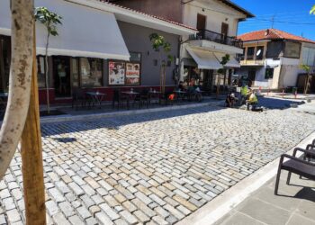 Με γρήγορους ρυθμούς η πλακόστρωση στο κέντρο της Σιάτιστας. Φωτογραφίες