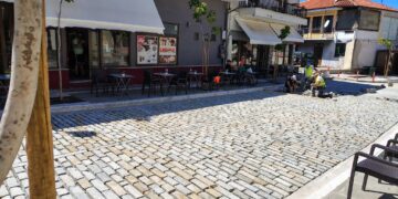 Με γρήγορους ρυθμούς η πλακόστρωση στο κέντρο της Σιάτιστας. Φωτογραφίες