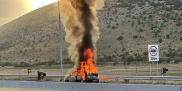 Διακοπή κυκλοφορίας στην Εγνατία στ διόδια Σιάτιστας. Εκρήξεις στο καμμένο αυτοκίνητο. Βίντεο και φωτογραφίες