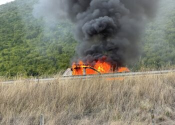 Σιάτιστα: Λαμπάδιασε αυτοκίνητο στην Εγνατία
