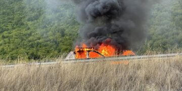Σιάτιστα: Λαμπάδιασε αυτοκίνητο στην Εγνατία
