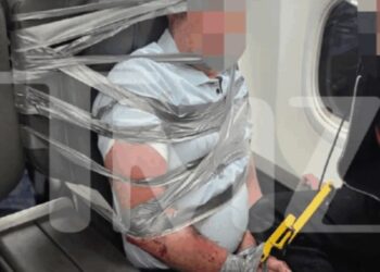 Χάος στα 30.000 πόδια -Επιβάτης έγινε βίαιος και τον «έδεσαν» με μονωτική