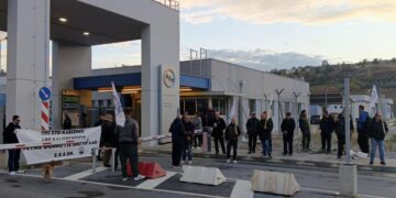 Κινητοποίηση στην πύλη της «Πτολεμαΐδας 5» ενάντια στο κλείσιμο ΑΗΣ και ορυχείων – Τρίωρη στάση εργασίας πραγματοποίησε το ΣΕΕΕΝ Δυτ. Μακεδονίας