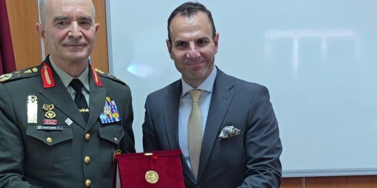 Δήμος Καστοριάς: Σε κλίμα υπερηφάνειας και συγκίνησης η απονομή του Χρυσού Μεταλλίου της Πόλης Καστοριάς στον Αρχηγό ΓΕΣ, Αντιστράτηγο Γεώργιο Κωστίδη