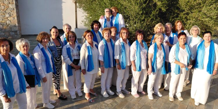 Η Χορωδία Γυναικών Σιάτιστας στην Αμοργό