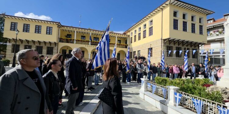 Σιάτιστα: Η κατάθεση στεφάνων από τα σχολεία. Βίντεο και φωτογραφίες