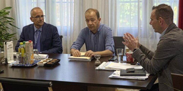 Δήμος Καστοριάς: Με πρωτοβουλία του Δημάρχου η συνάντηση με την εταιρεία «enaon EDA» – Απαίτηση για άμεση και πλήρη αποκατάσταση των ζημιών