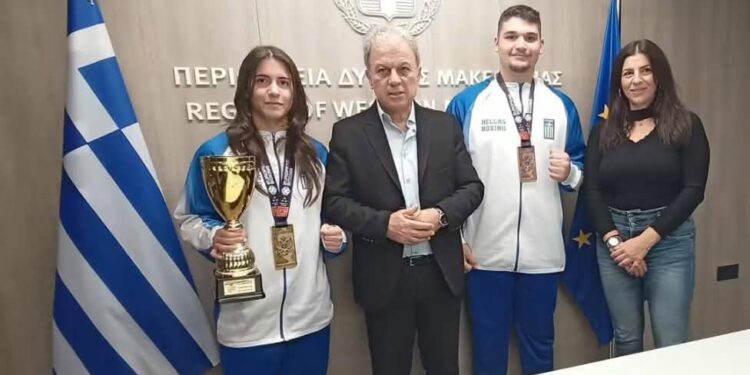 Η περιφέρεια τίμησε την Δήμητρα Καρπόζηλου και τον Στέφανο Αθανασίου
