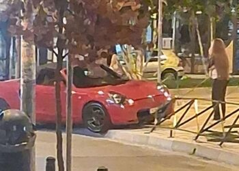 Ανέβηκε στο πεζοδρόμιο και…έριξε το αυτοκίνητο του στα κάγκελα-Στο κέντρο της Κοζάνης-Φωτογραφία
