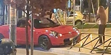 Ανέβηκε στο πεζοδρόμιο και…έριξε το αυτοκίνητο του στα κάγκελα-Στο κέντρο της Κοζάνης-Φωτογραφία