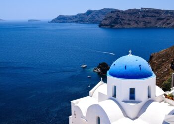 Από τα Ηφαιστειακά Τοπία στον Χρυσό Ουρανό: Η Απόλυτη Εμπειρία στη Σαντορίνη