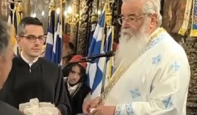 Μητροπολίτης Κοζάνης στο Δήμαρχο την ώρα του αντίδωρου: «Εσύ ποιος είσαι;» – Βίντεο