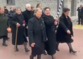 Μικρόβαλτο Σερβίων: Συγκίνηση και χειροκροτήματα για τους ηλικιωμένους στην παρέλαση της 28ης Οκτωβρίου. Βίντεο