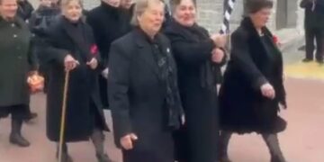 Μικρόβαλτο Σερβίων: Συγκίνηση και χειροκροτήματα για τους ηλικιωμένους στην παρέλαση της 28ης Οκτωβρίου. Βίντεο
