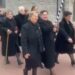 Μικρόβαλτο Σερβίων: Συγκίνηση και χειροκροτήματα για τους ηλικιωμένους στην παρέλαση της 28ης Οκτωβρίου. Βίντεο