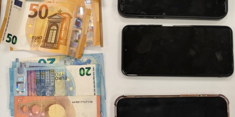 Απατεώνισσες ετών 20 στα Γρεβενά. Τις έπιασαν την ώρα της απάτης